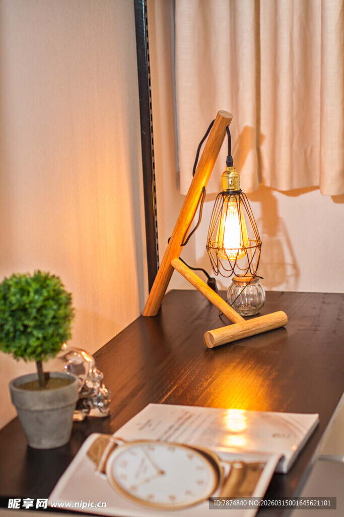 温馨书桌一角的静谧时光