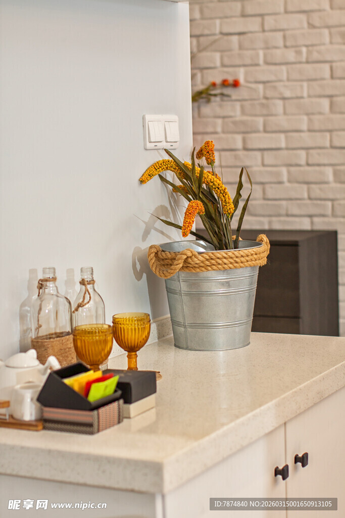 厨房台面上的精致饮品与装饰