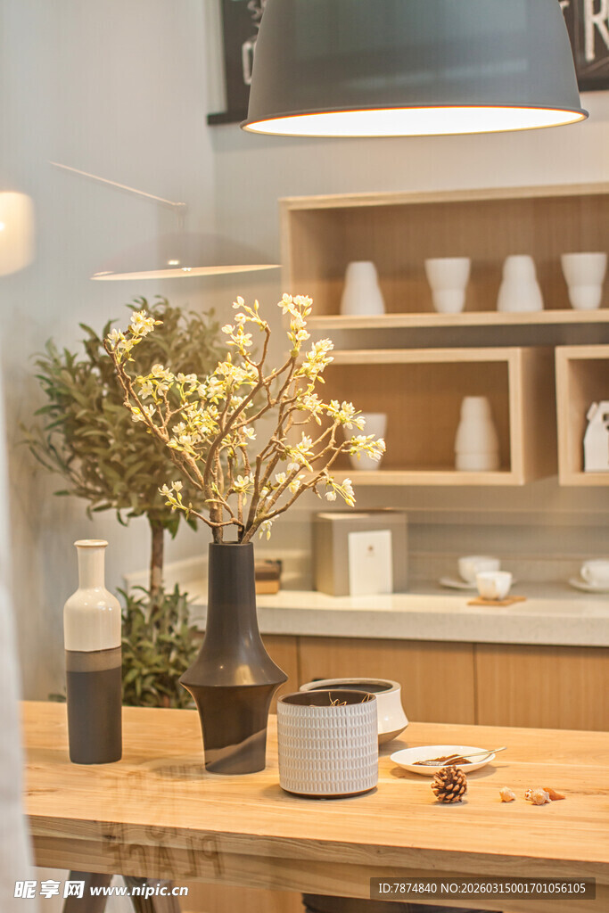 温馨木桌旁的雅致摆件