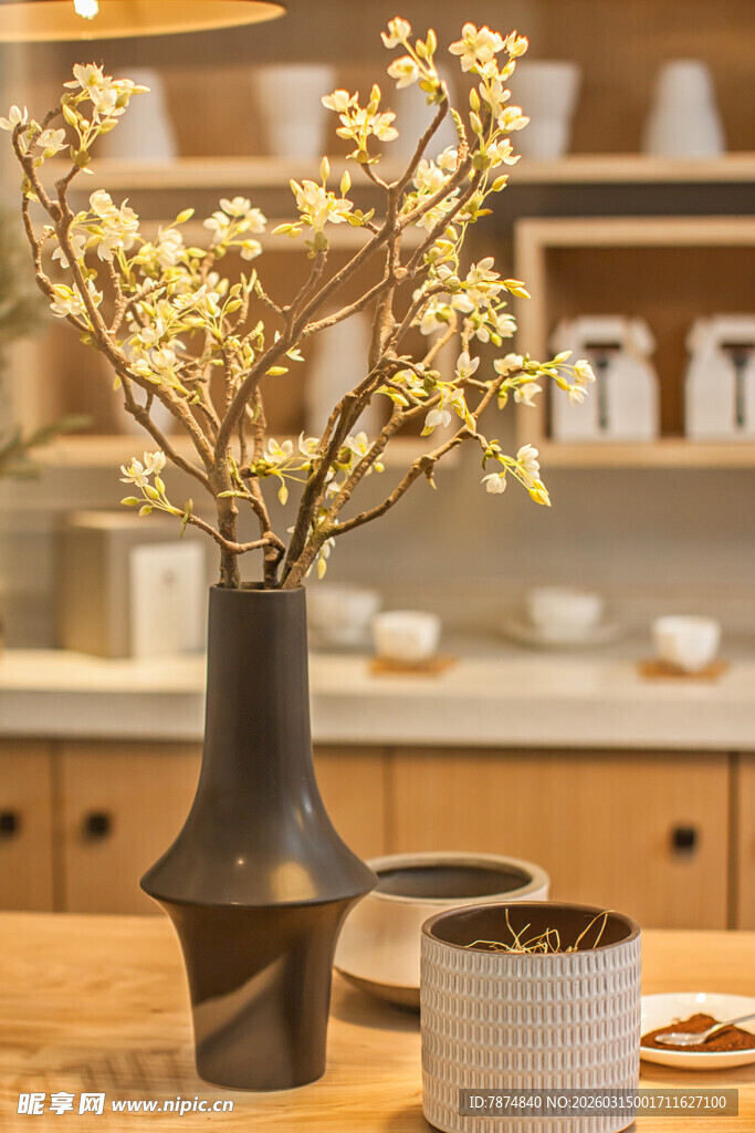 花瓶中绽放的雅致花枝