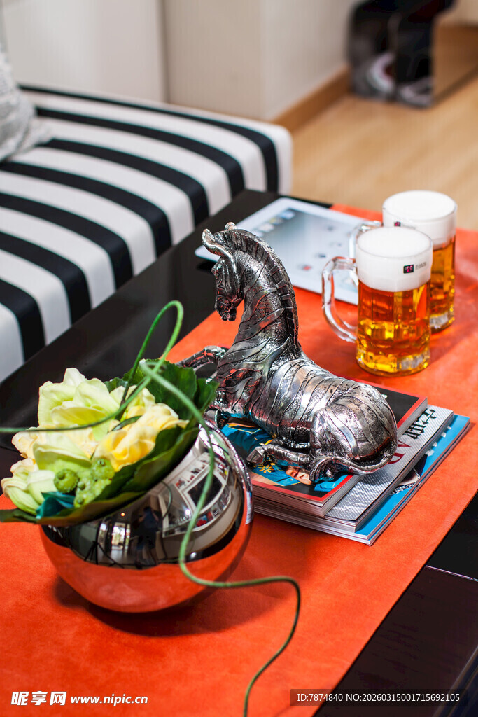 时尚客厅茶几上的精致摆件