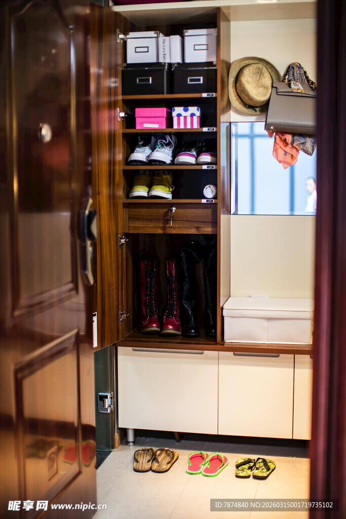 温馨入户鞋柜及装饰场景