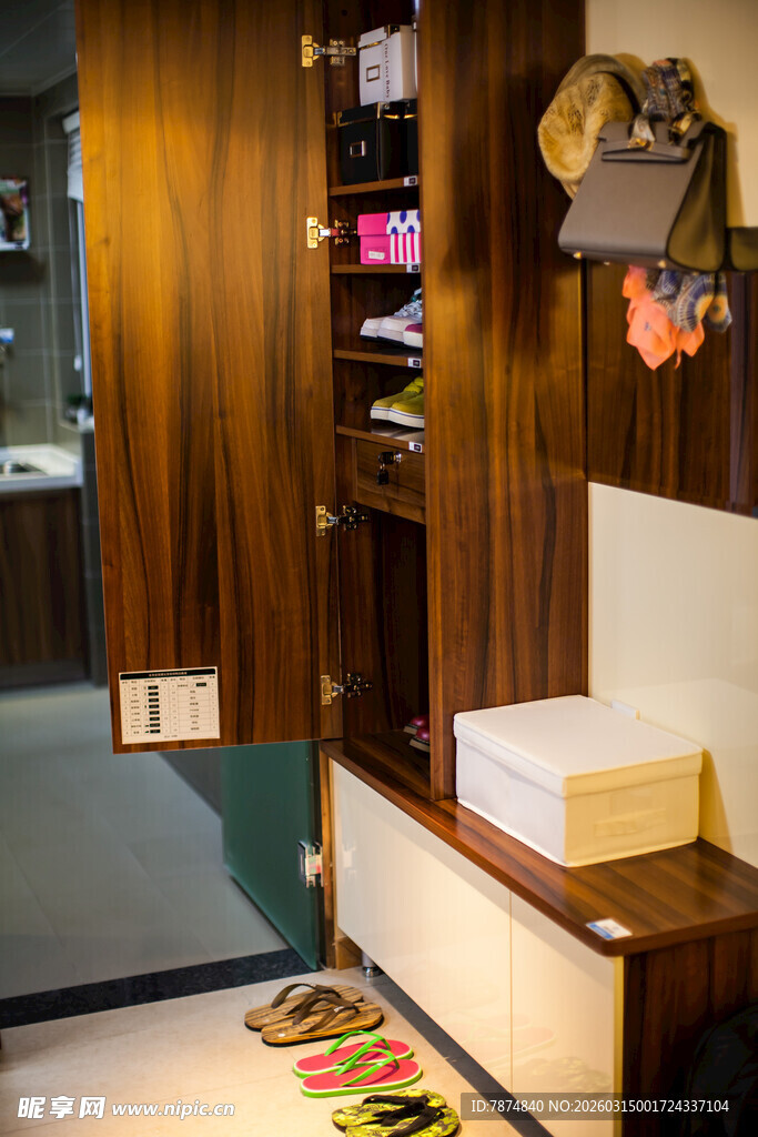 现代风格玄关收纳一角