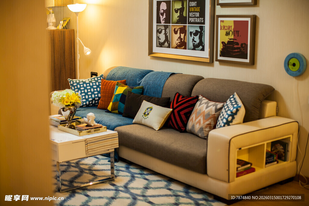 温馨客厅沙发装饰一角