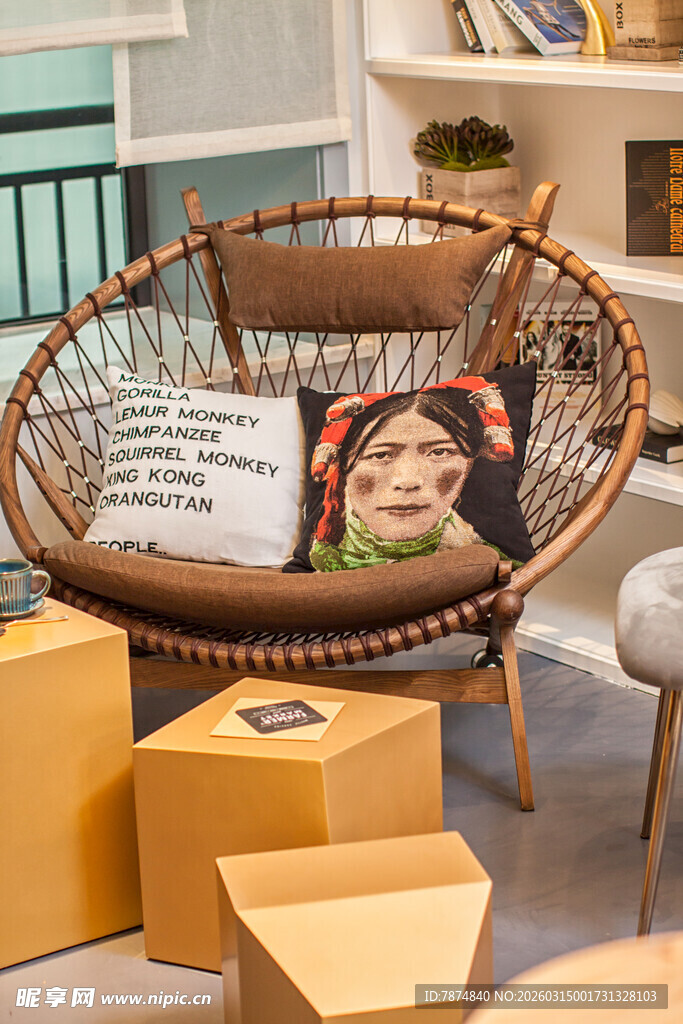 舒适藤编椅搭配个性抱枕