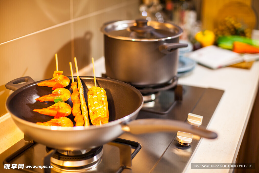 厨房中烹饪的多彩串串香