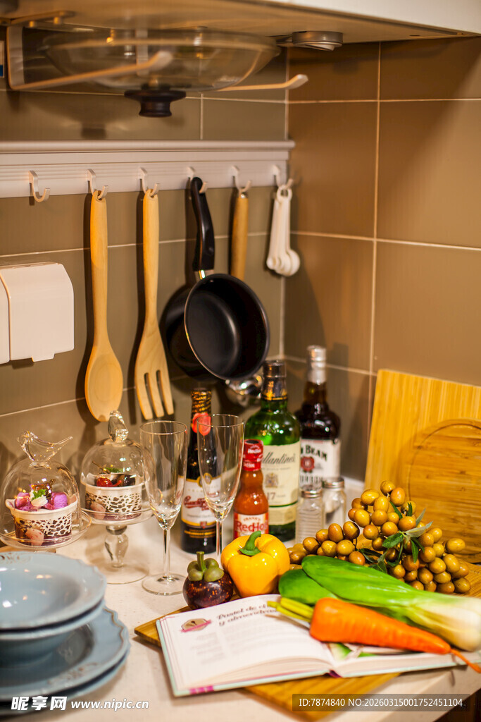 厨房烹饪场景中的多样食材