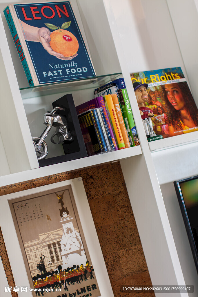 书架上丰富多样的书籍