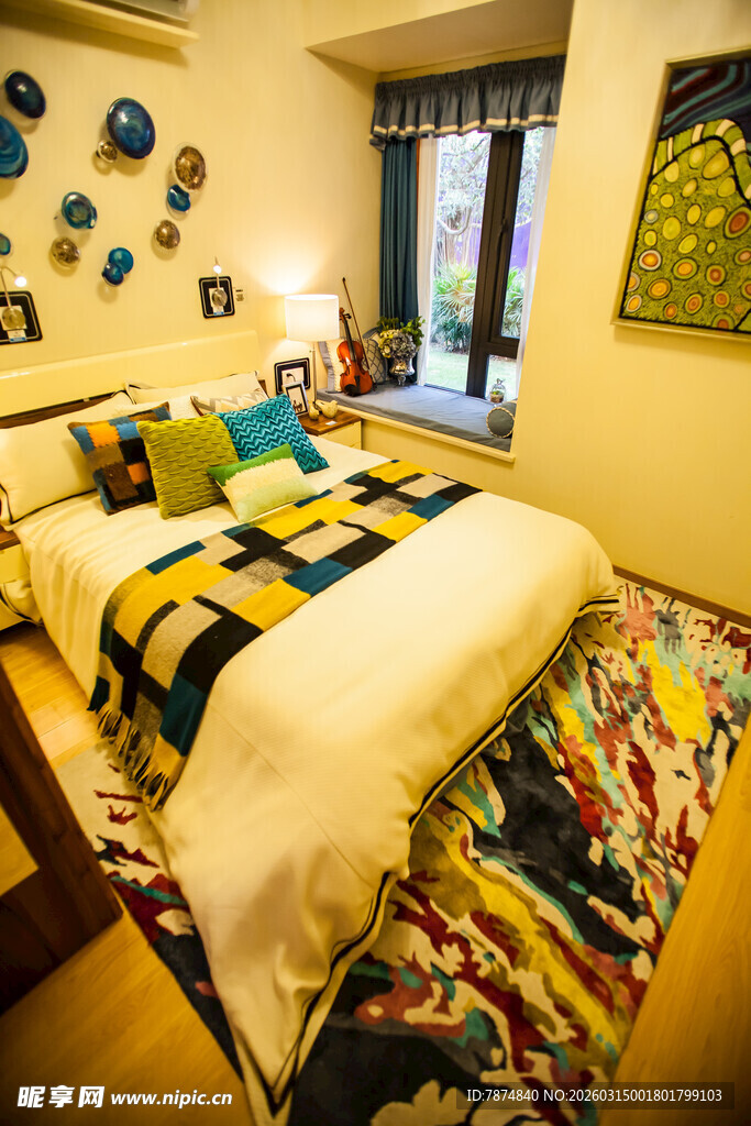 多彩装饰的温馨卧室空间