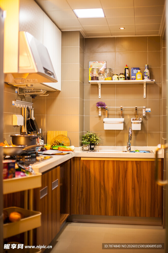 现代简约风温馨厨房一角