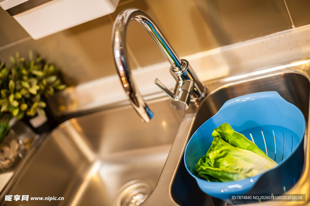 厨房水槽中清洗的新鲜蔬菜