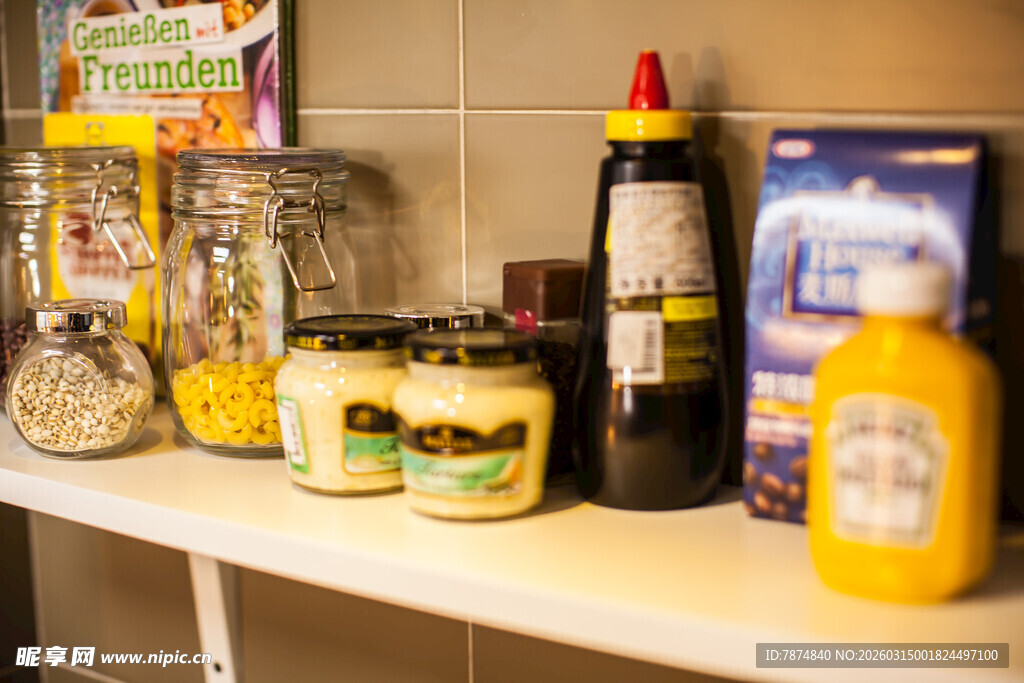 厨房置物架上的各类调料
