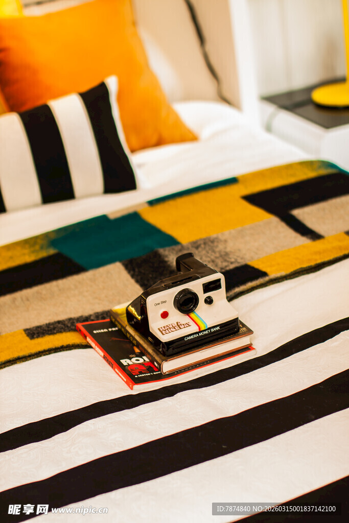 多彩条纹床上的休闲物件