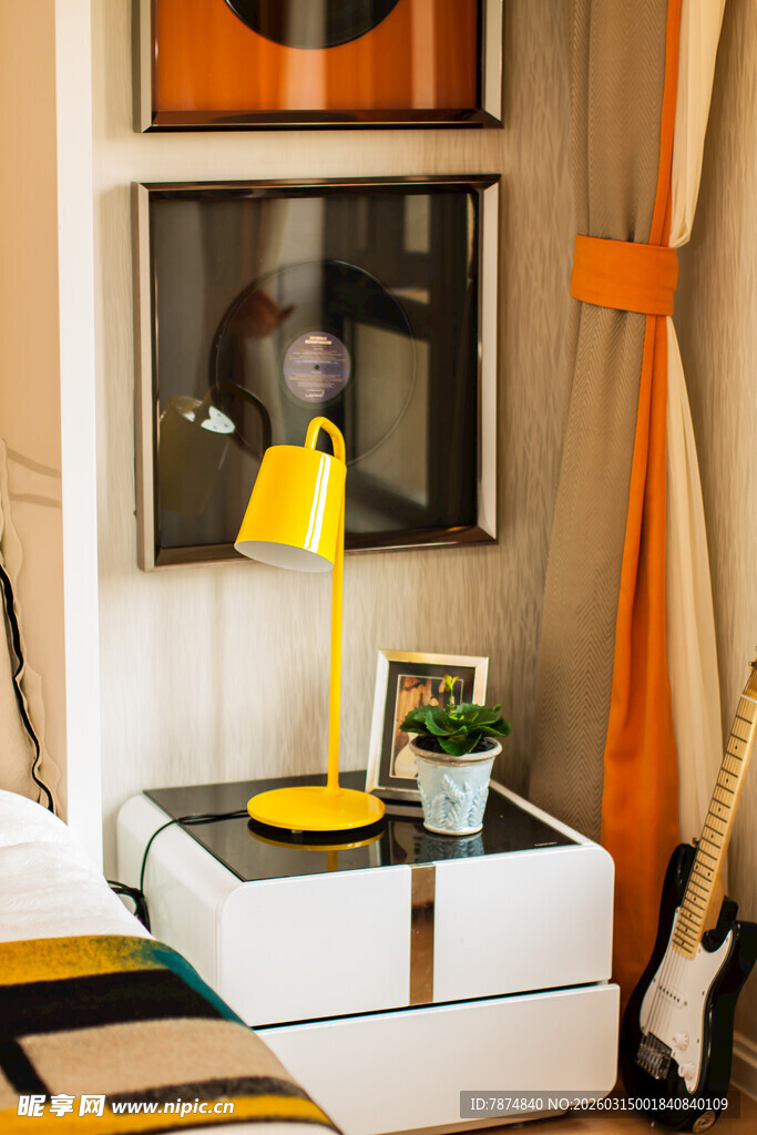 现代简约风卧室床头柜一角