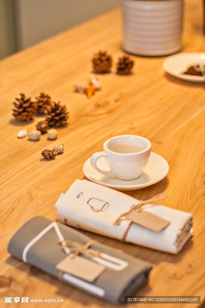 温馨木质桌面的惬意时光
