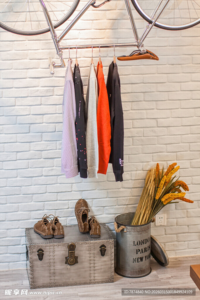 复古风格衣物与配饰展示