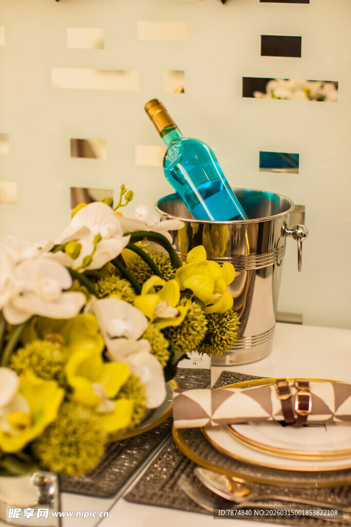 精致餐桌花艺与美酒布置