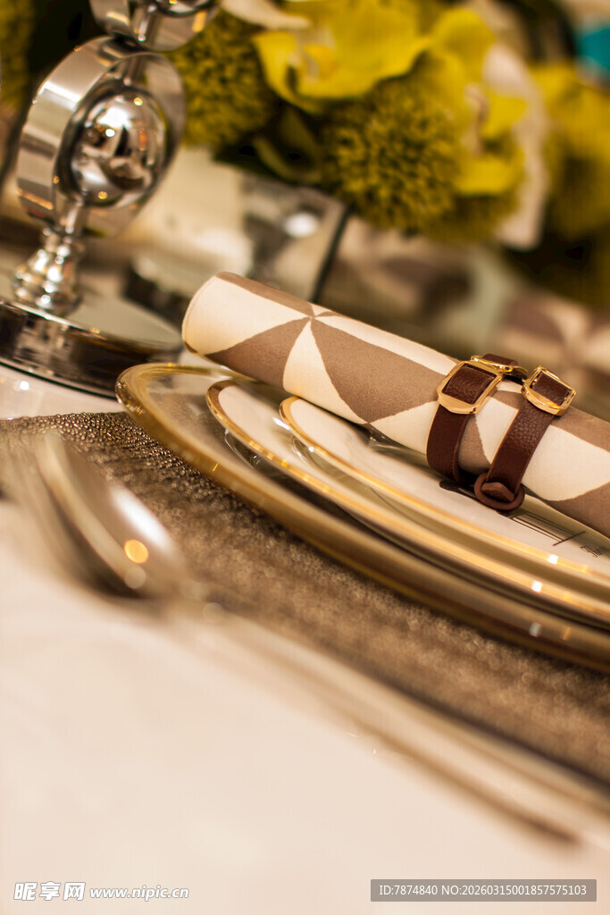 精致餐桌布置与甜点