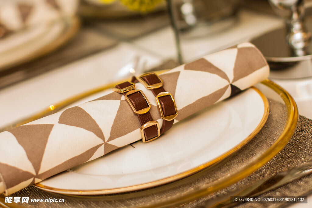 精致餐具上的几何纹餐巾