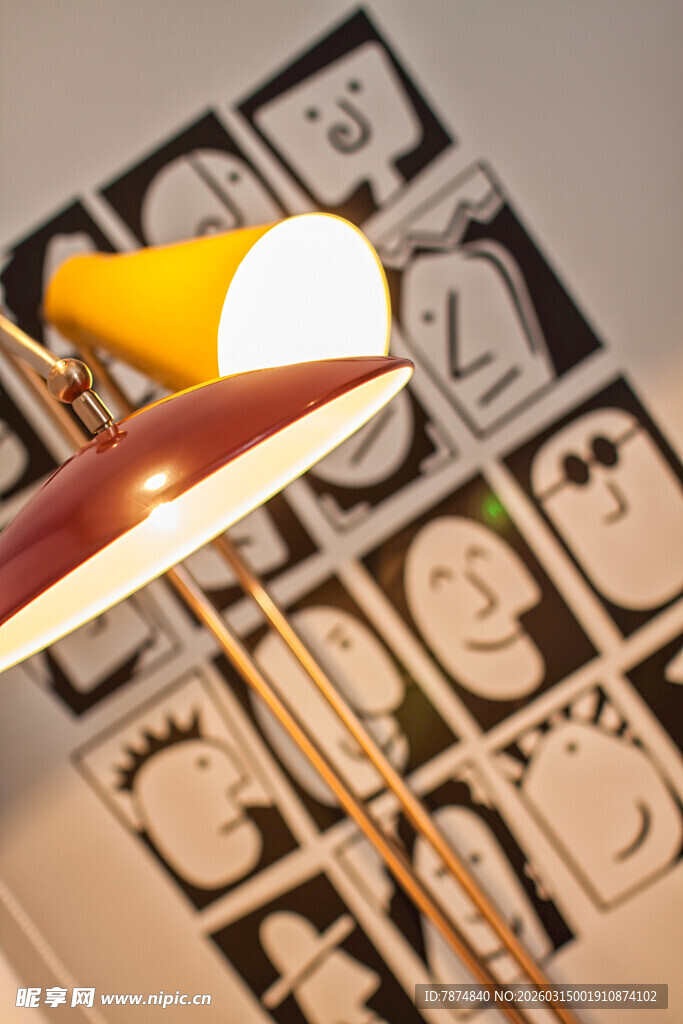 创意台灯与趣味图案装饰