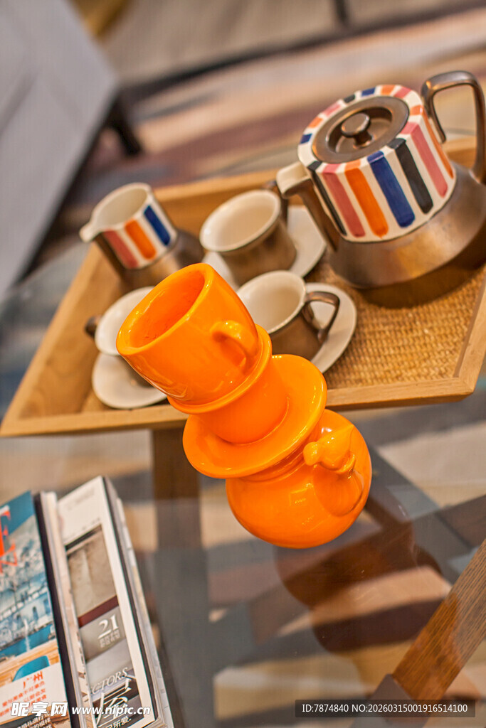 多彩茶具与橙色摆件展示