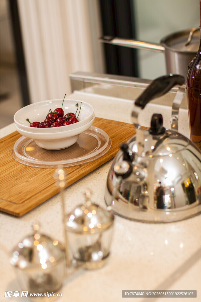 厨房中的精致茶具与鲜果