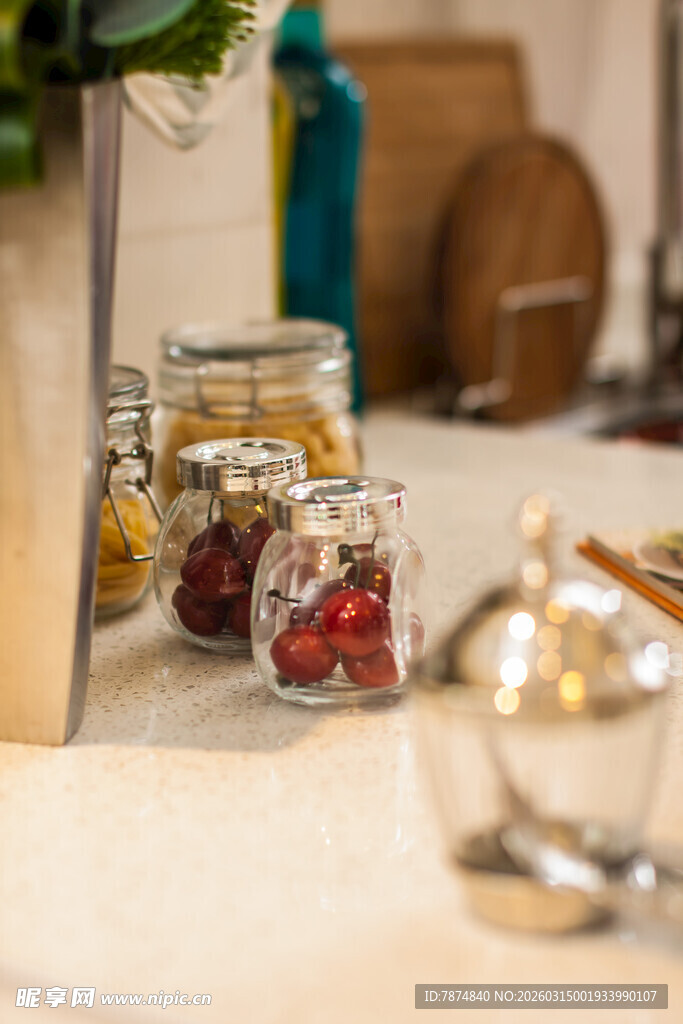 精致罐装干果陈列场景