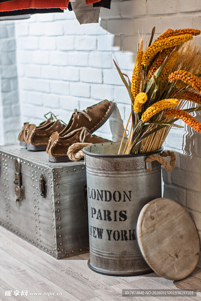 复古风木质与金属装饰摆件