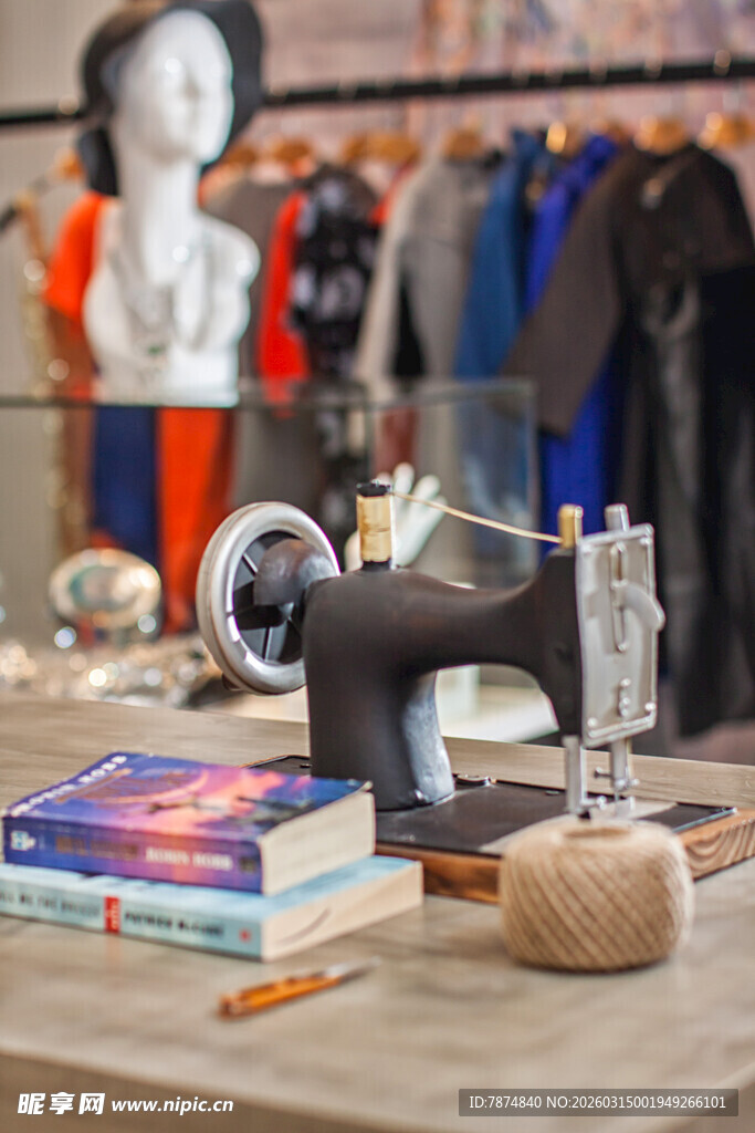 复古缝纫用品陈列于桌前