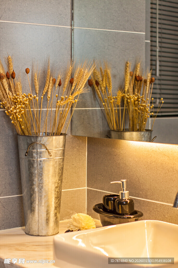 浴室中的干花装饰摆件
