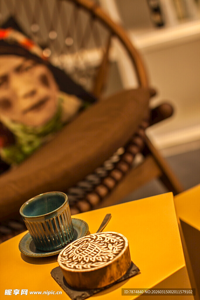 复古茶具摆放在黄桌之上