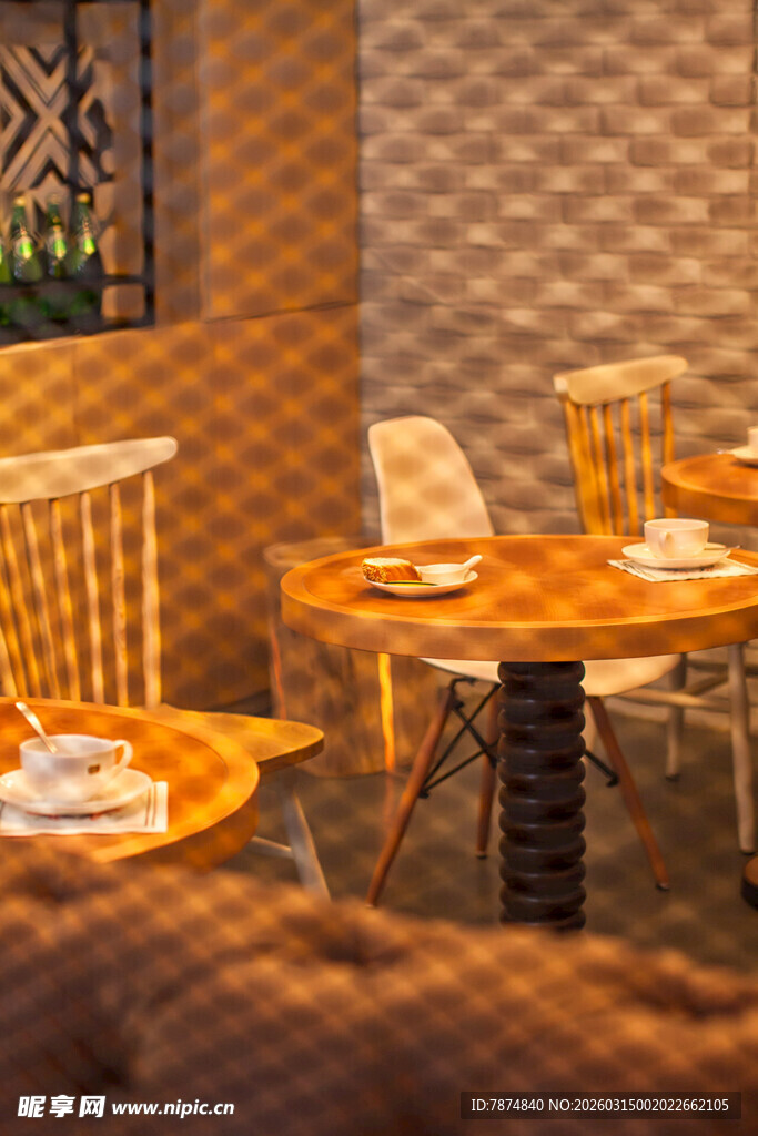 温馨木质餐厅桌椅布置