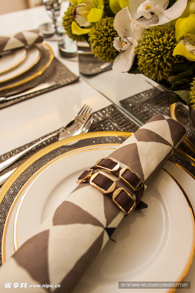 精致餐桌布置的优雅餐具