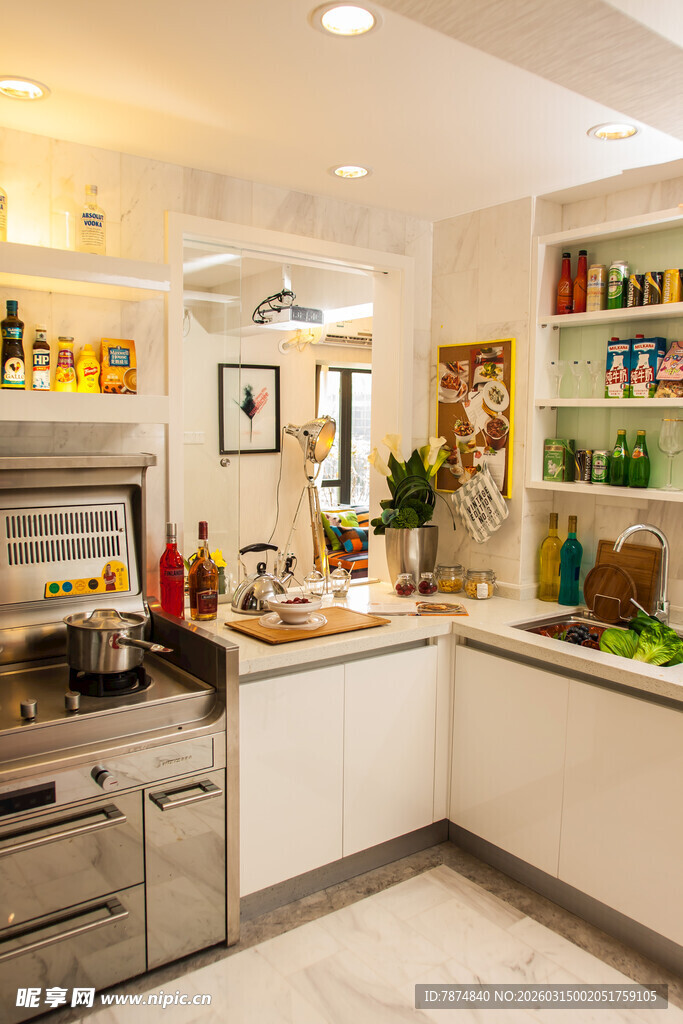 现代风格温馨厨房场景