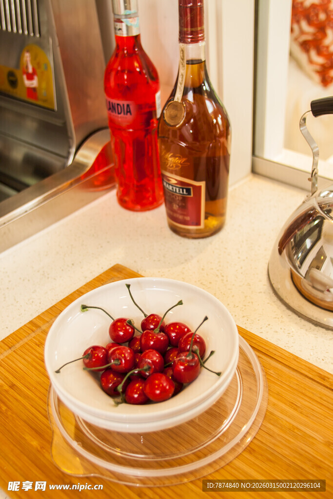 盘中鲜樱桃与瓶中佳酿