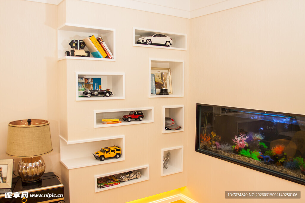 现代简约风客厅书架与鱼缸