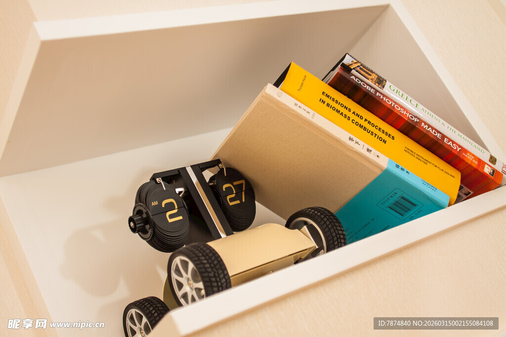 抽屉里的玩具与书籍