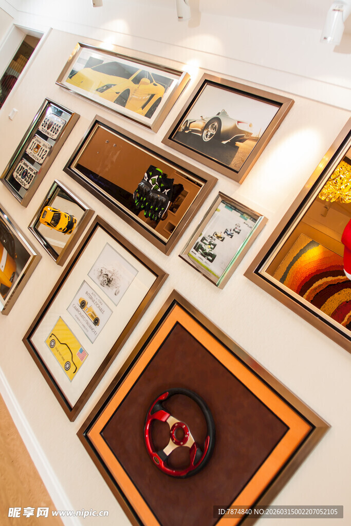 墙上精美装裱艺术画作展示