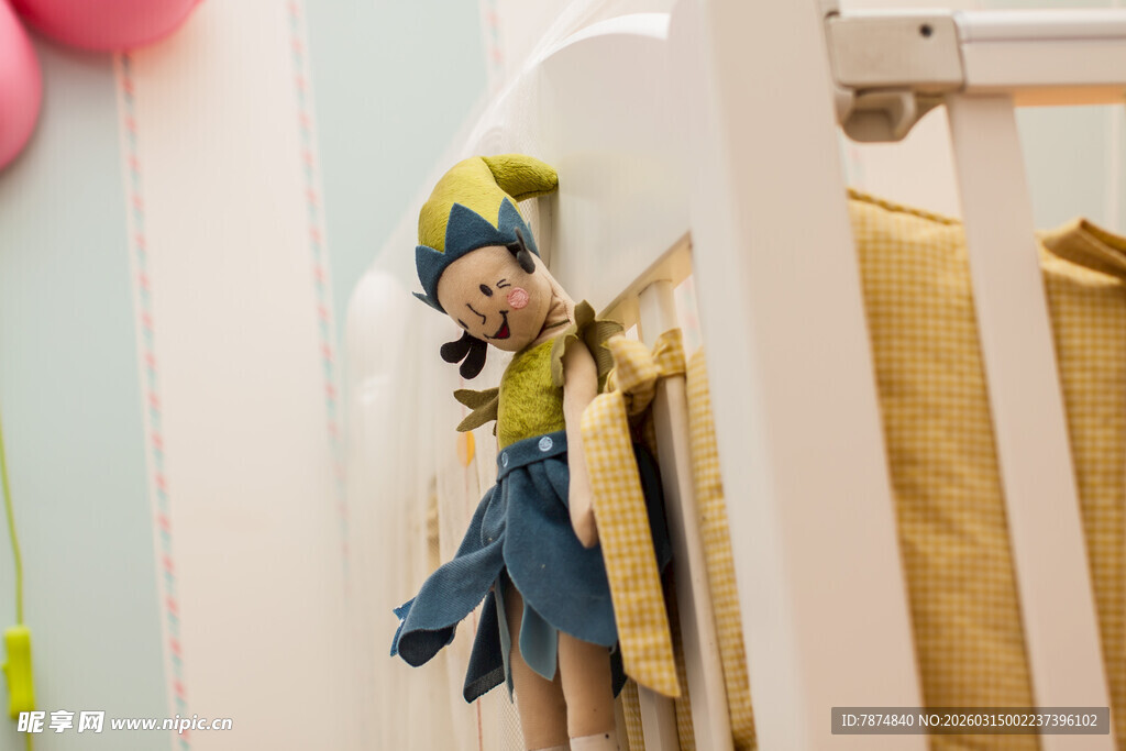 可爱玩偶挂在衣柜边