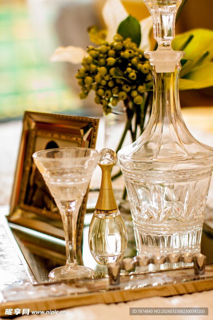 精致玻璃器皿与花卉摆件