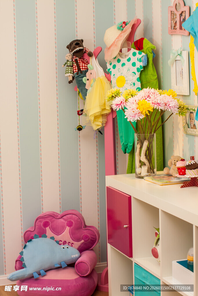 儿童房一角的多彩布置