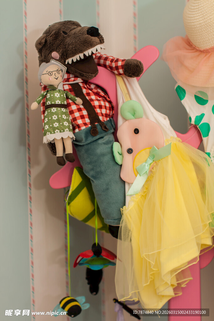 可爱玩偶装饰墙面