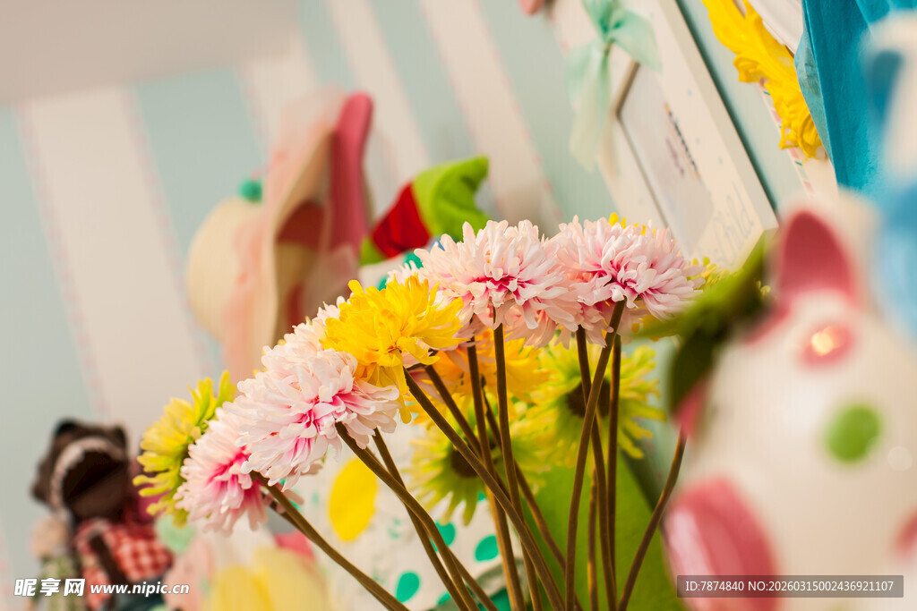 多彩鲜花装点温馨空间