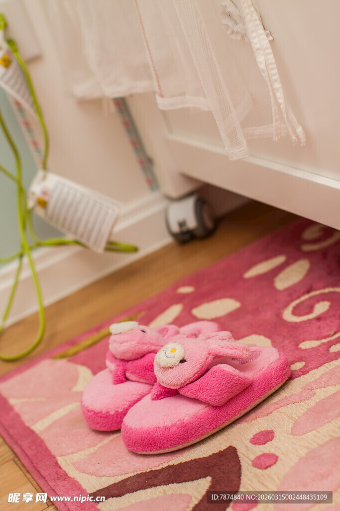 粉色可爱拖鞋置于地垫上