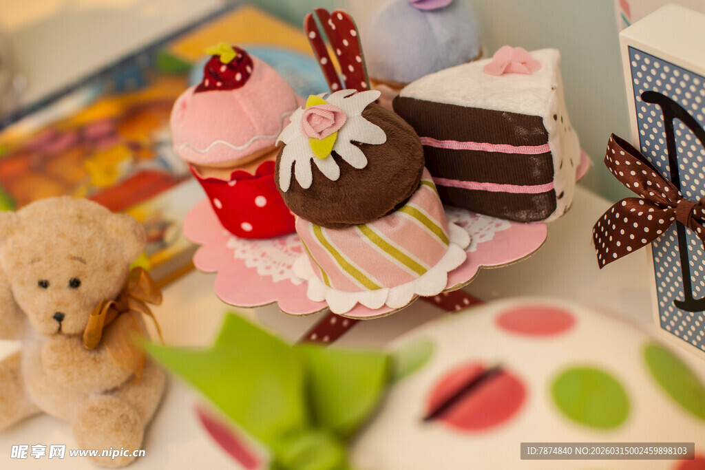可爱毛绒玩具与甜点摆件