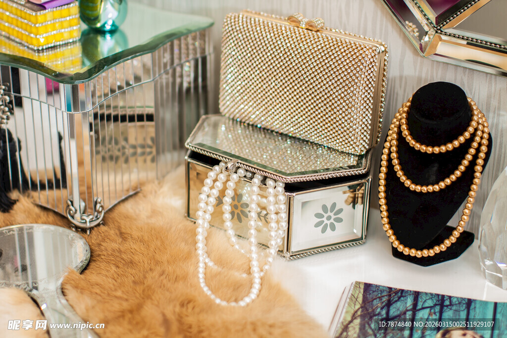 复古奢华珠宝与手包展示