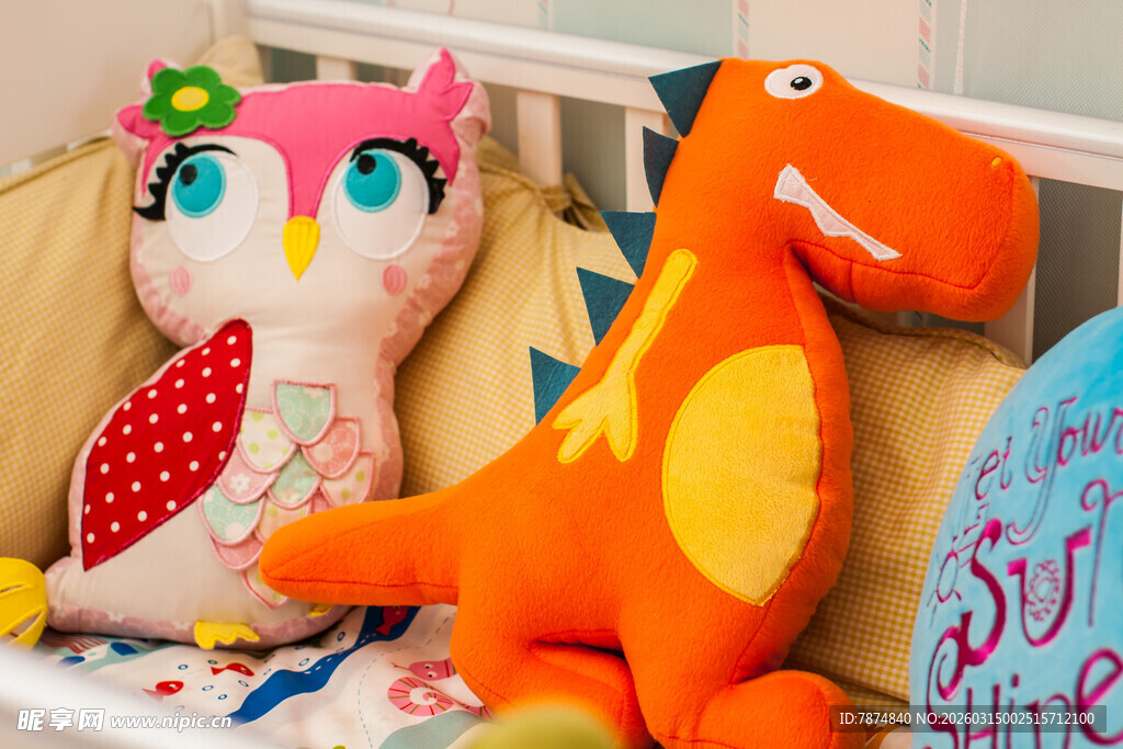 可爱毛绒玩具装点温馨角落