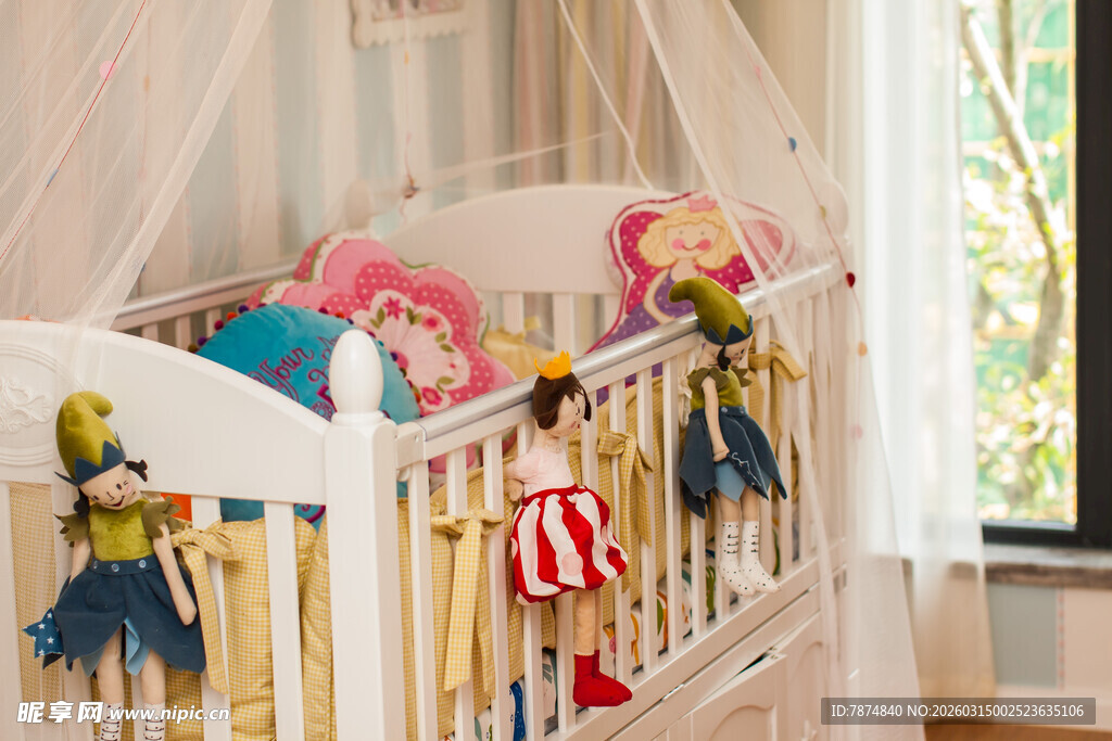 温馨可爱的宝宝婴儿床布置