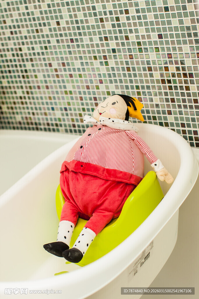浴盆中的可爱玩偶