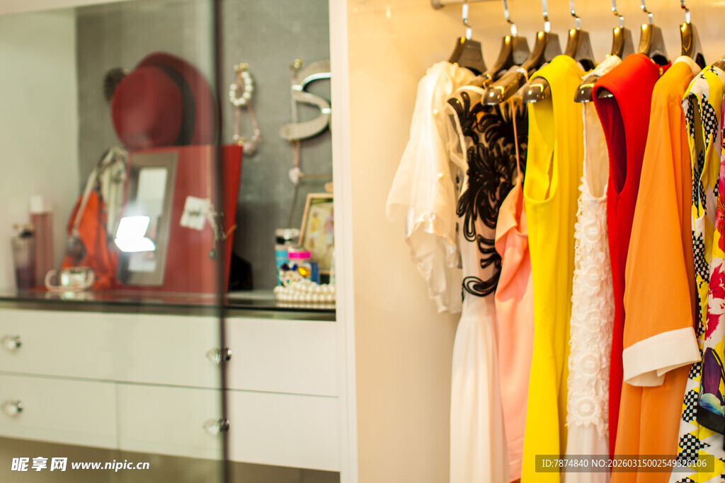 多彩服饰挂于时尚衣帽间
